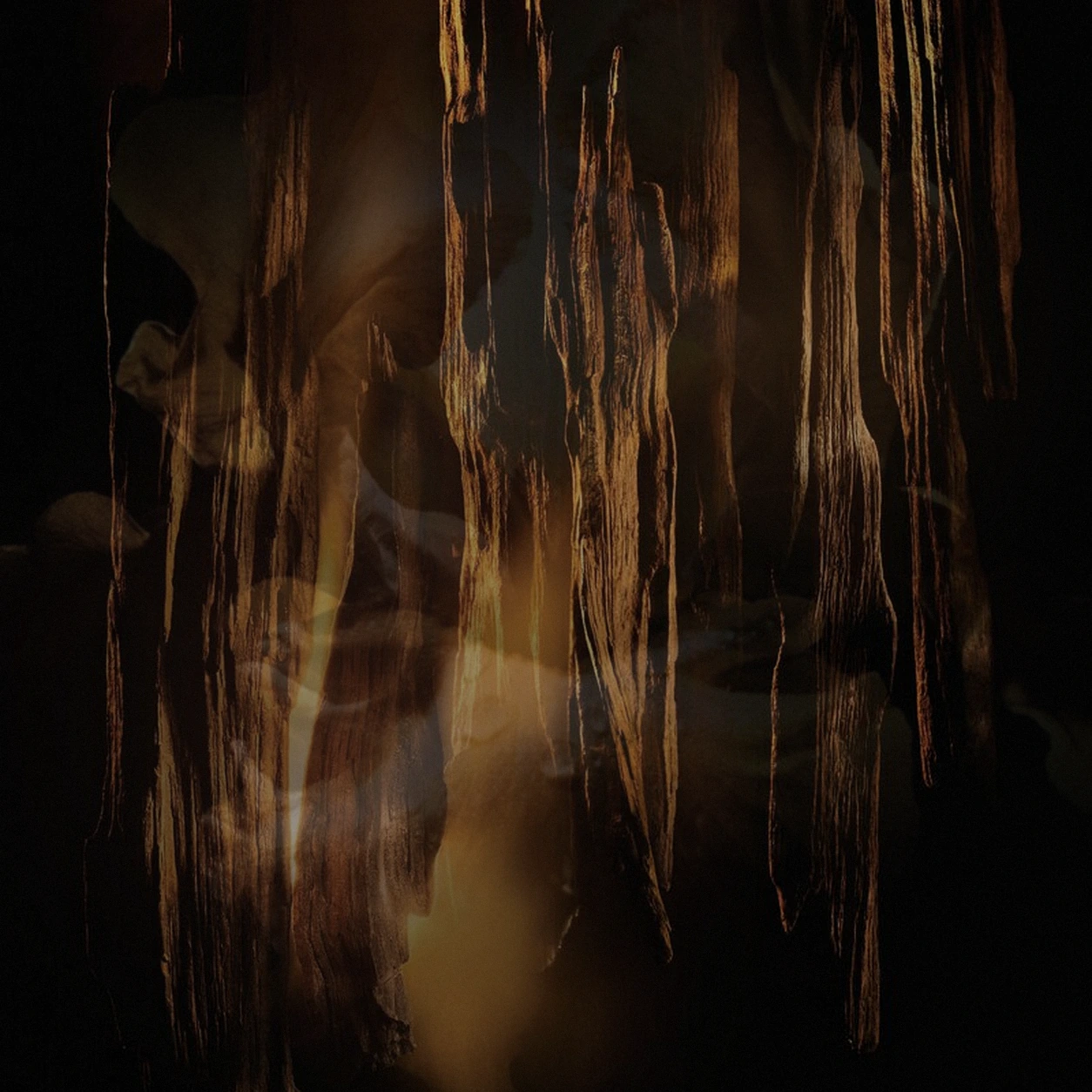 Atmospheric interpretation of the iris root turns darker, denser and almost gourmand.